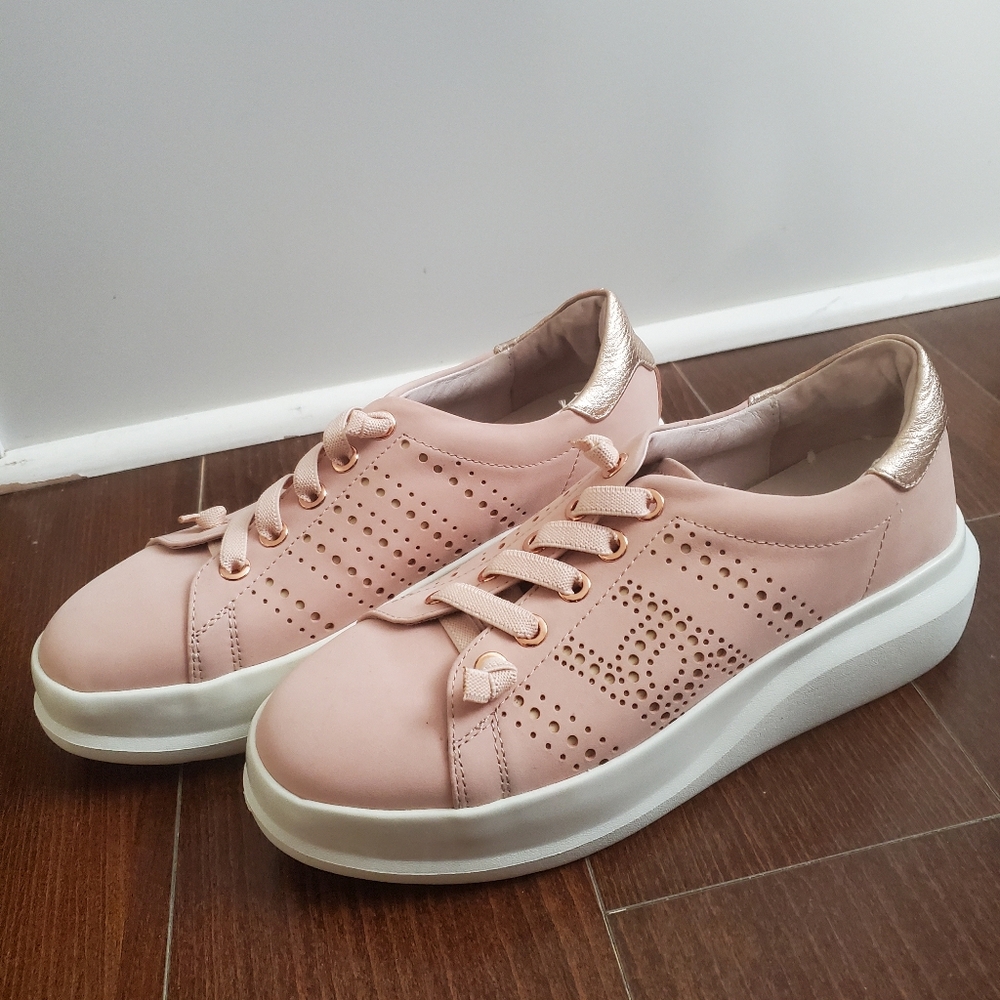 🌸  Brand New Hush Puppies Walking Shoes
